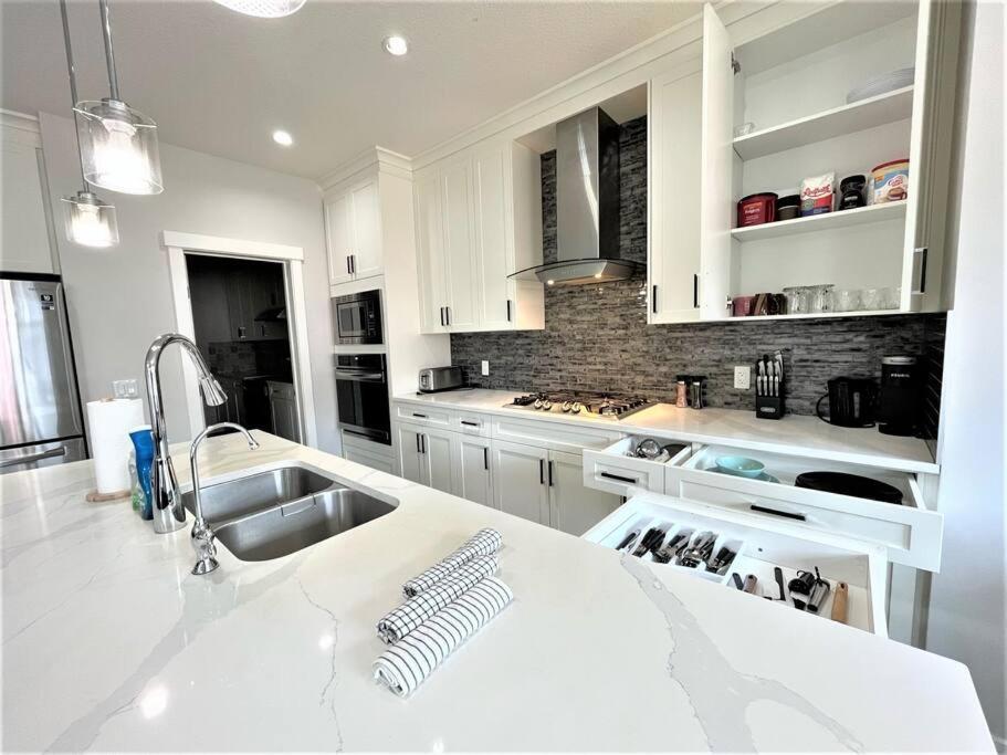 Villa Luxury Retreat For Large Groups à Calgary Extérieur photo